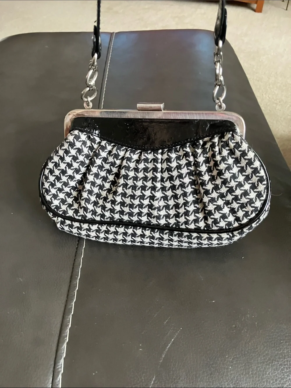 Unlisted houndstooth clutch wrislet